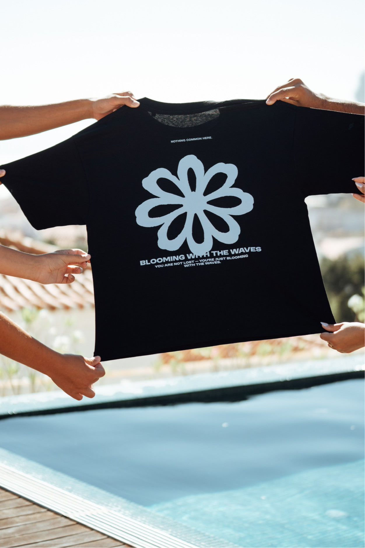 Blomming Black Tee